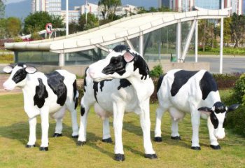 莆田玻璃钢制作的仿真奶牛雕塑——装点园林草坪