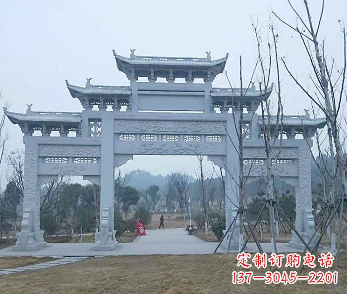 莆田村口三门石雕牌楼古朴华丽