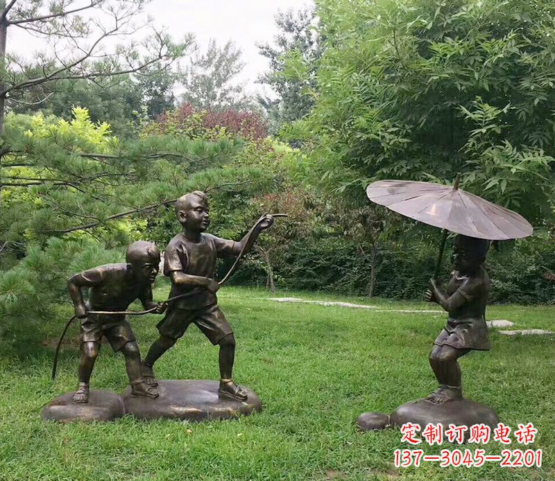 莆田打伞玩水的儿童铜雕