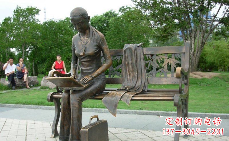 莆田公园看电脑的女孩人物铜雕