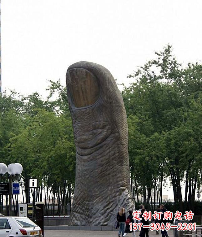 莆田公园竖着的大拇指景观铜雕