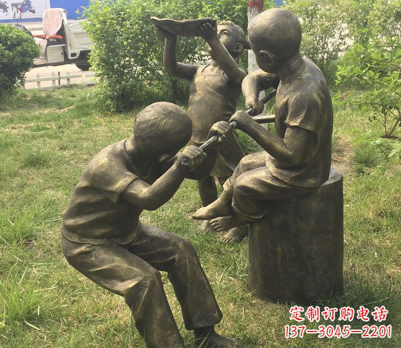 莆田公园玩水的儿童铜雕