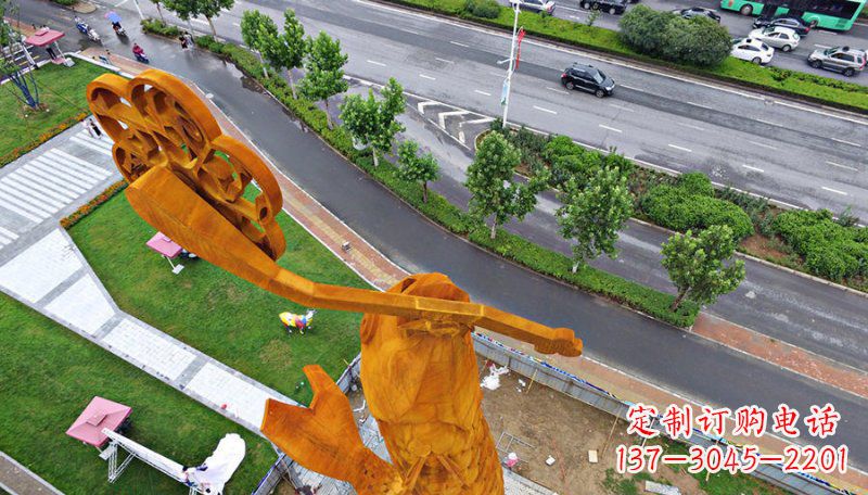 莆田广场叼着钥匙的鱼景观铜雕