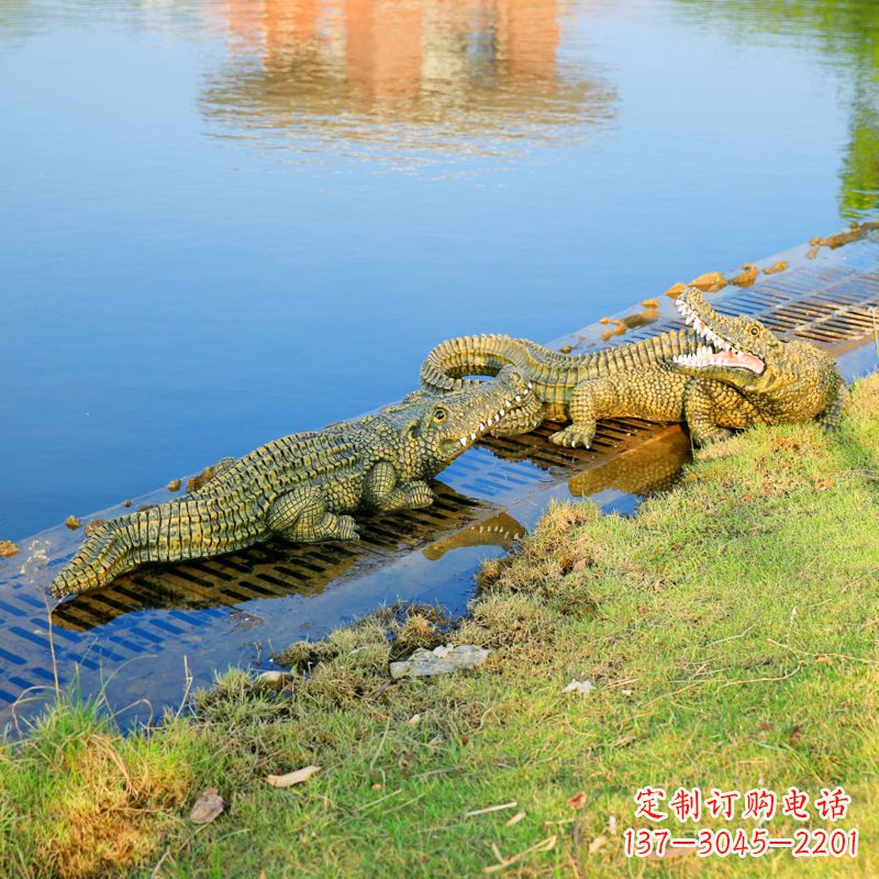 莆田水景装饰仿真动物雕塑，玻璃钢鳄鱼动物雕塑摆件