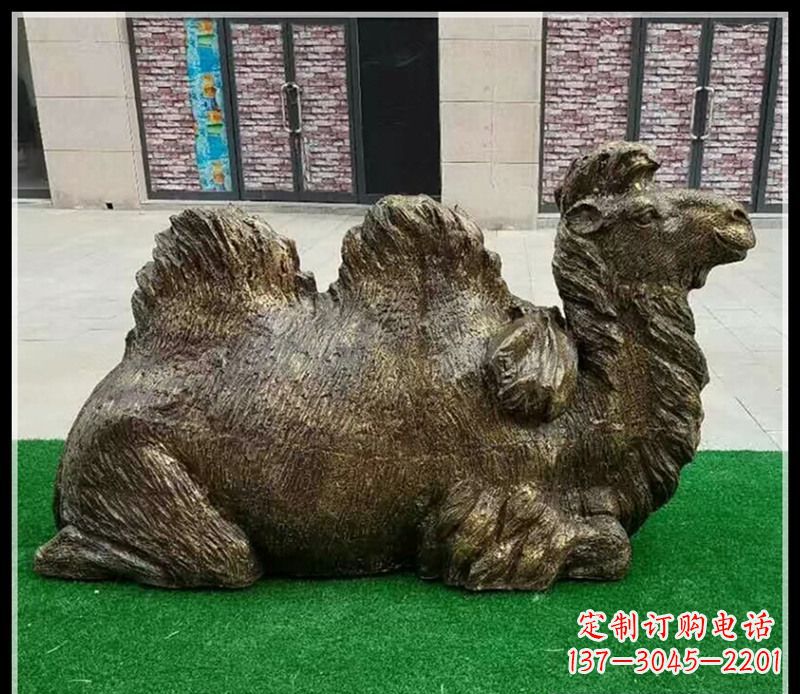 莆田卧在草地的骆驼铜雕